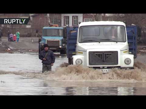 شاهد الفيضانات في إقليم آلتاي تجبر السلطات على إجلاء السكان