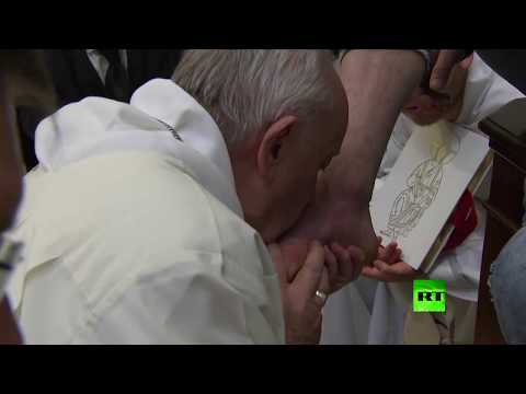 شاهد البابا يغسل أقدام السجناء في خميس الأسرار