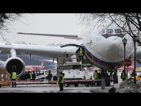 وصول عشرات الدبلوماسيين الروس إلى موسكو