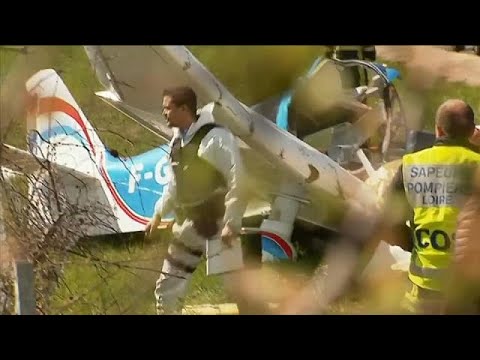 مقتل شخصين إثر حادث تحطم طائرة خفيفة على طريق سيارة