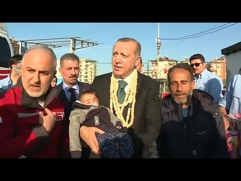 شاهدأردوغان يلتقي الرضيع السوري كريم بعد إجلائه من الغوطة