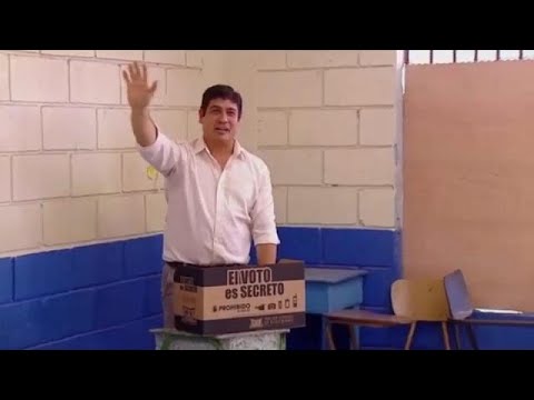 شاهدألفارادو كيسادا يصبح أصغر رئيس لكوستاريكا