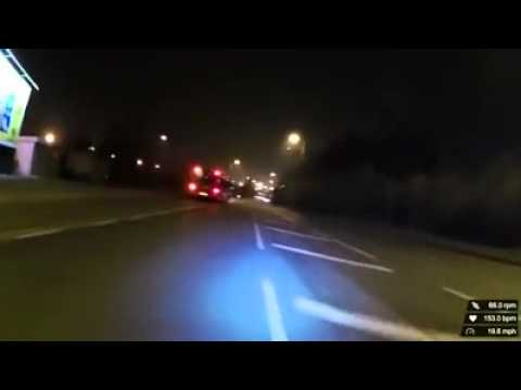 بالفيديو شاب يلاحق 3 لصوص لينقذ دراجة رجل عجوز