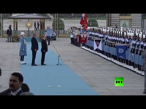 شاهد بوتين يحيي الجنود الأتراك