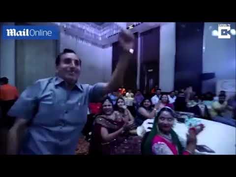 شاهد رجل أعمال يفارق الحياة على المسرح بسبب رقصة الموت