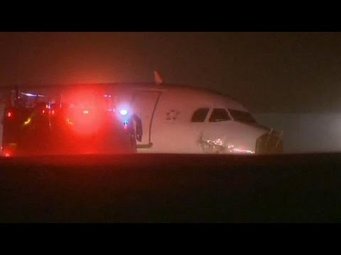 شاهد بالفيديو إصابة 25 راكبًا إثر حادث جوي