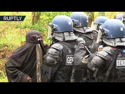 شاهد اشتباكات شرسة بين الشرطة الفرنسية ونشطاء البيئة