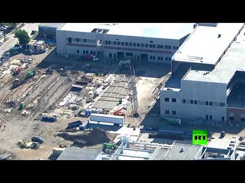 شاهد رافعة تسقط على مقر شرطة في مدينة أميركية