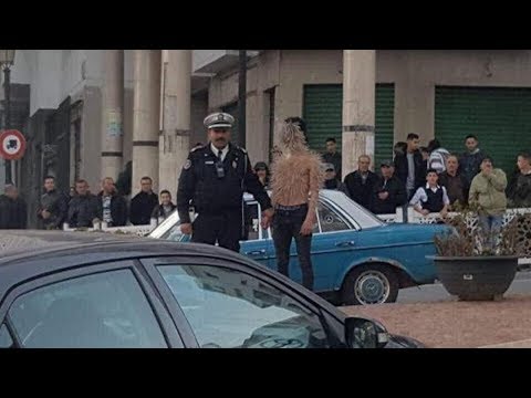 شاهد شاب يُثير فزع المواطنين في تطوان بسبب مظهره الغريب
