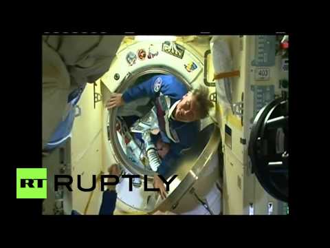 فيديو طاقم مركبة سويوز ينتقل إلى الفضائية الدولية