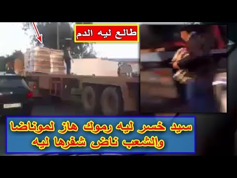 مجموعة من الأشخاص يسرقون مشروبات غازية