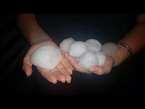 شاهدكرات جليد ضخمة تسقط من سماء أستراليا