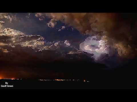 البرق يضيء سماء أستراليا