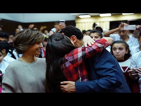 شاهد بشار الأسد وعقيلته يزوران مدرسة في دمشق