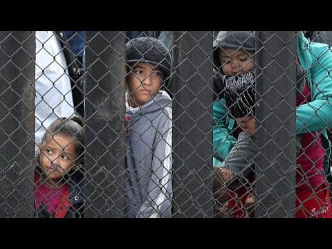 شاهد عودة العشرات من طالبي اللجوء على الحدود الأميركية إلى المكسيك