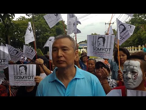 شاهدلحظة الإفراج عن صحافي تايلاندي بعد سجنه بتهمة العيب في الذات الملكية