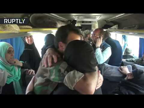 المختطفون من كفريا والفوعة يلتقون بعوائلهم في ممر العيس