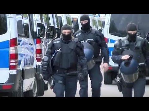 شاهد الشرطة الألمانية تداهم ملجأ بعد اشتباكات مع مهاجرين