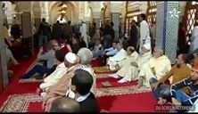 شاهد شخص يقتحم المسجد بالسيف ويريد ذبح الإمام