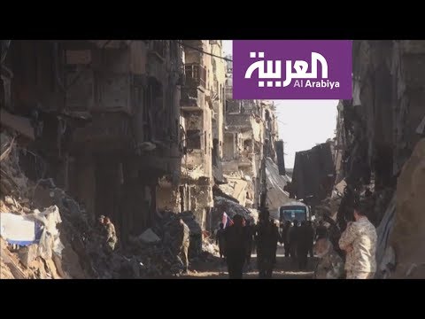 معارضون في حمص وحماة يسلمون السلاح