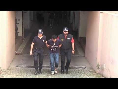 شاهد أربعة من قياديي داعش يودعون السجن في تركيا