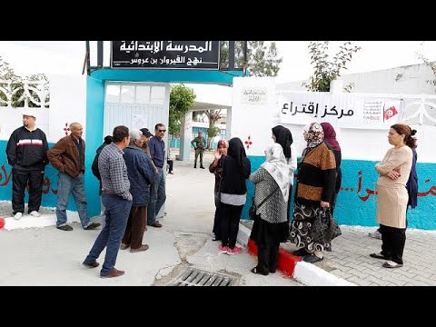 شاهد التونسيون ينتخبون مجالسهم البلدية