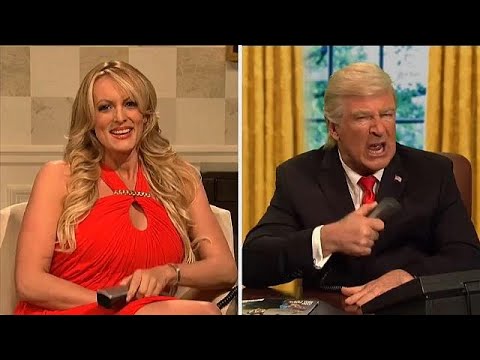 شاهد ممثلة إباحية تزعم علاقتها بترامب تسخر منه في عرض كوميدي