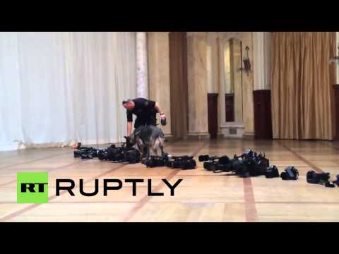 شاهد كلاب لوزان تفتش الصحافيين قبيل مفاوضات النووي الإيراني