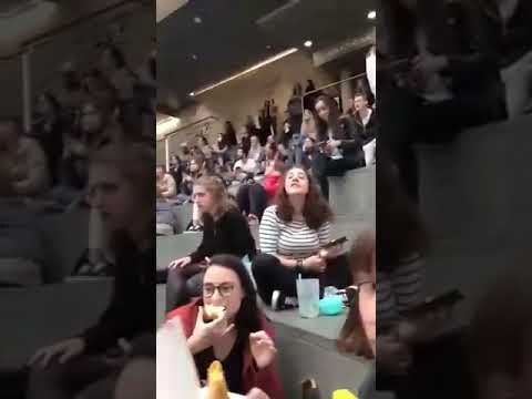 شاهد  طلاب جامعة جنيف يتضامنون مع سكان مدينة غزة