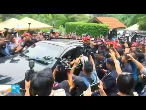 شاهد لحظة إطلاق سراح زعيم المعارضة السابق في ماليزيا أنور إبراهيم