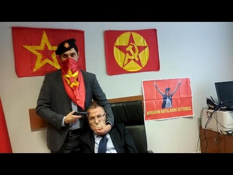 بالفيديو مسلحون يهددون بقتل تركي