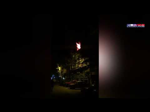 شاهد إخماد حريق داخل عقار سكني في الدقي