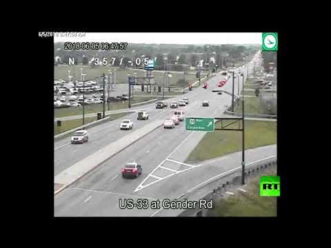 شاهد سائق أميركي يرجع بسيارته خلفًا في طريق مزدحم