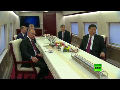 شاهد بوتين وشي يستقلان قطارا كهربائيا سريعا