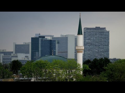 شاهدطرد عشرات الأئمة وإغلاق مساجد تمولها تركيا وأنقرة في النمسا