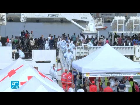 شاهد سفينة إيطالية تنقذ نحو 900 مهاجر