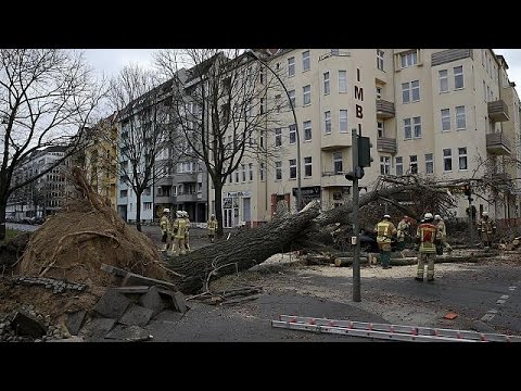 فيديو مقتل 3 أشخاص شمال أوروبا إثر عاصفة نيكلاس