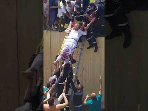 شاهد إنقاذ ضحايا حادثة سير خطيرة في طنجة بطريقة بدائية