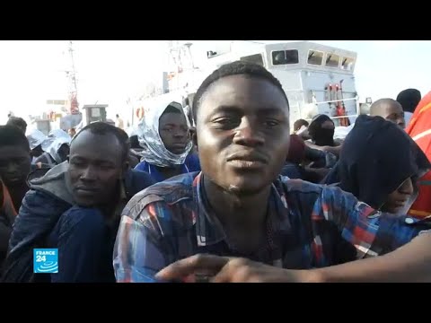شاهدخفر السواحل الليبي ينقذ عشرات المهاجرين