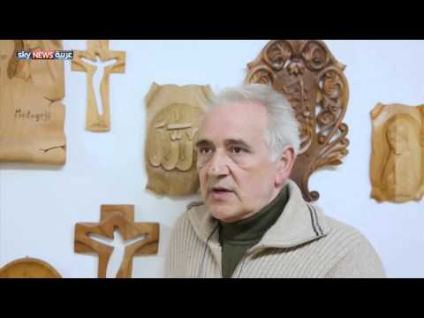 شاهدعائلة بوسنية تنحت كرسيًا للبابا