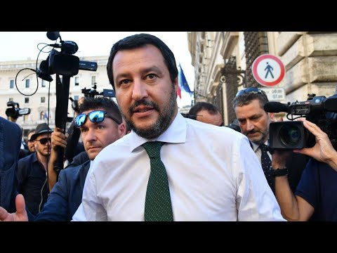 شاهد وزير الداخلية الإيطالي يهاجم الغجر