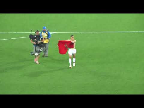 شاهد  توديع الجماهير المغربية فيصل فجر بعد مباراة اسبانيا