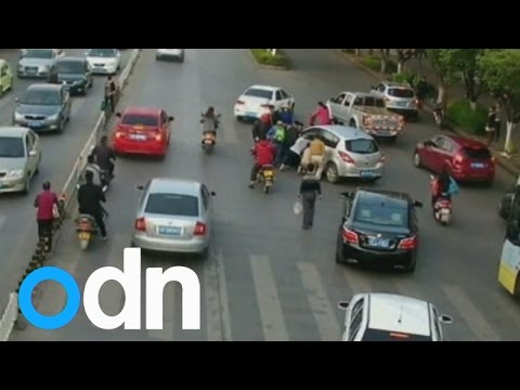 شاهد المارة يرفعون سيارة لإنقاذ سيدة