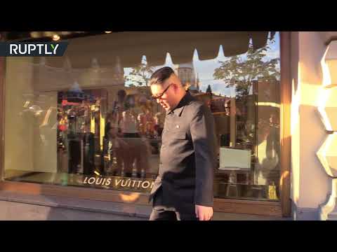 كيم جونغ أون يظهر مهاراته في كرة القدم