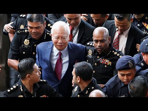 رئيس وزراء ماليزيا السابق ينفي تهم خيانة الأمانة واستغلال السلطة