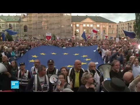 شاهد آلاف المتظاهرين في بولندا احتجاجًا على تعديلات قضائية