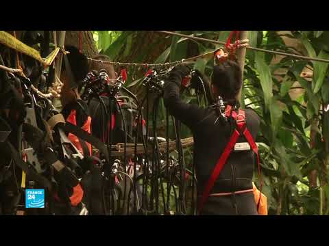 شاهد الأمطار تعرقل عملية إنقاذ الأطفال العالقين في أحد كهوف تايلاند