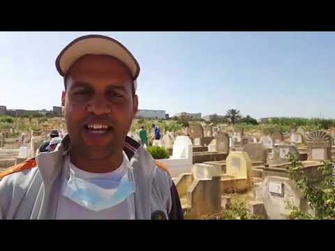 شاهد مغاربة ينظفون المقابر بمشاركة مهاجرين أفارقة من جنوب الصحراء