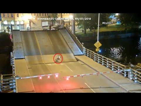 شاهد دراجة تسقط بين طرفي جسر