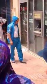 رجل يقوم بتخريب واجهة بنك في مدينة تزنيت